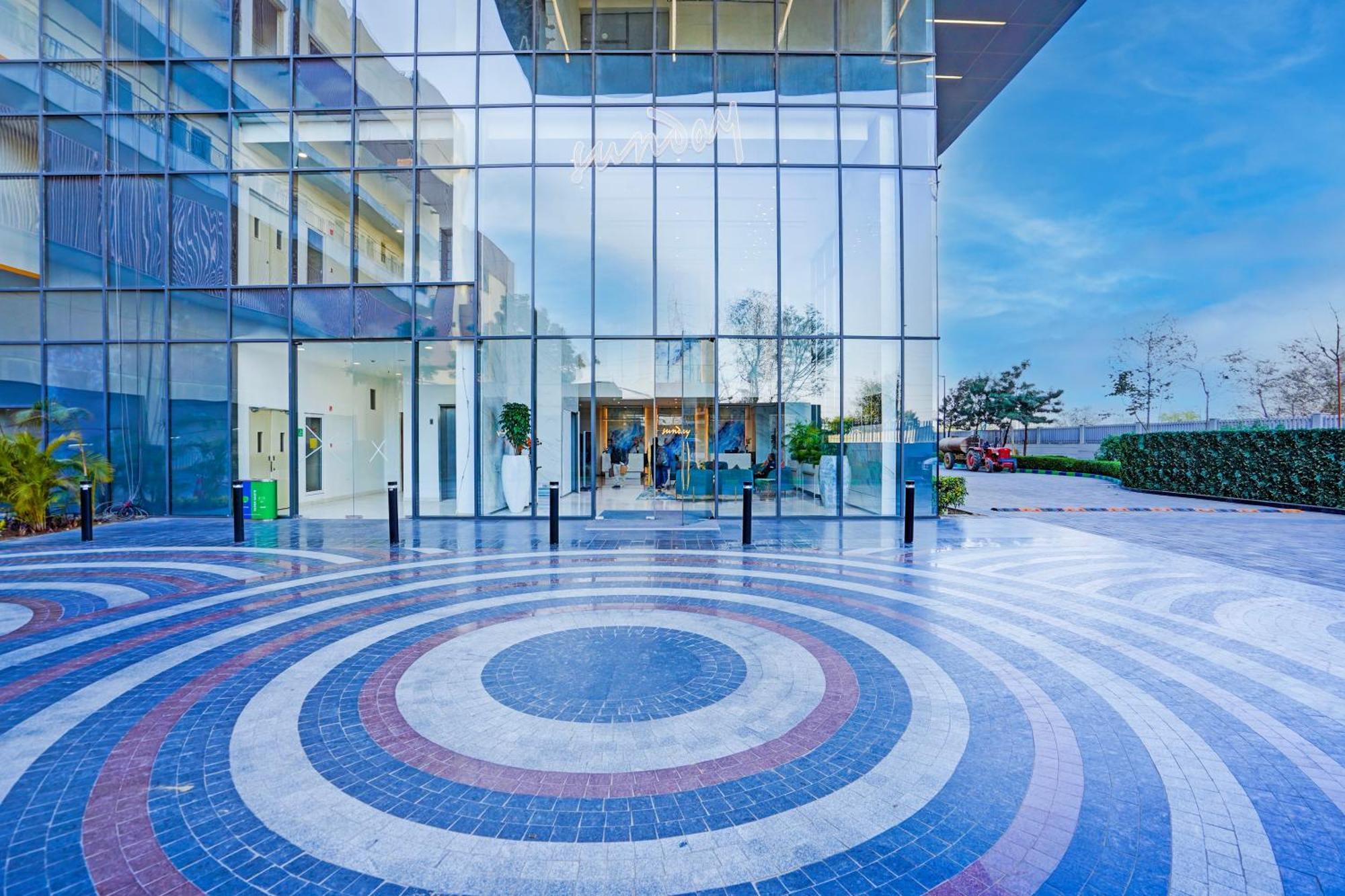 Sunday Hotels And Residences Gurgaon Zewnętrze zdjęcie