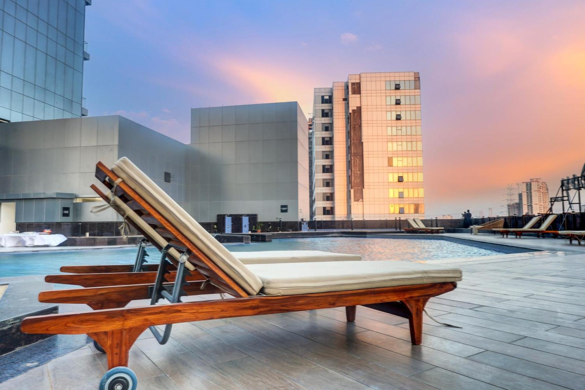 Sunday Hotels And Residences Gurgaon Zewnętrze zdjęcie
