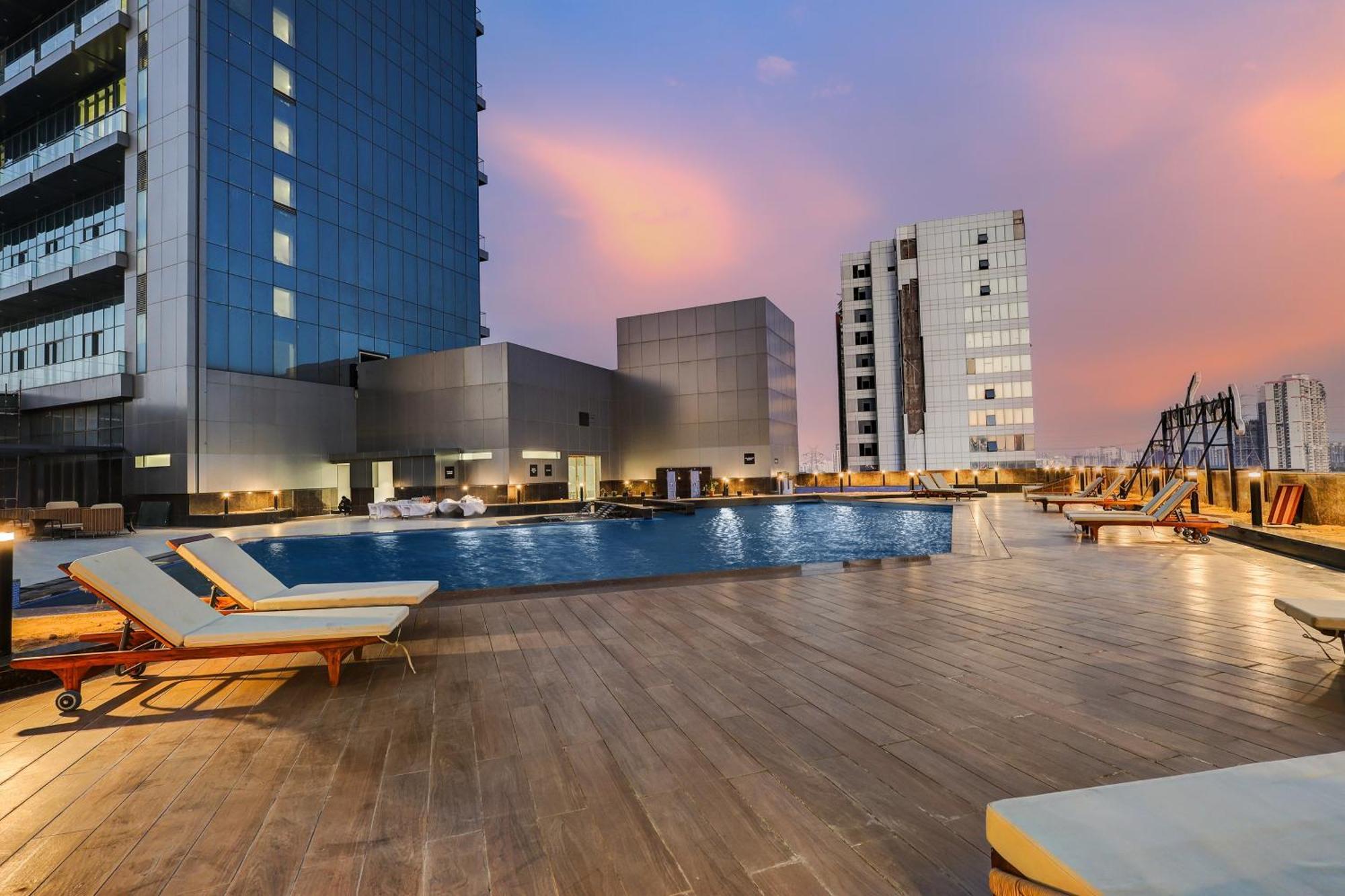 Sunday Hotels And Residences Gurgaon Zewnętrze zdjęcie